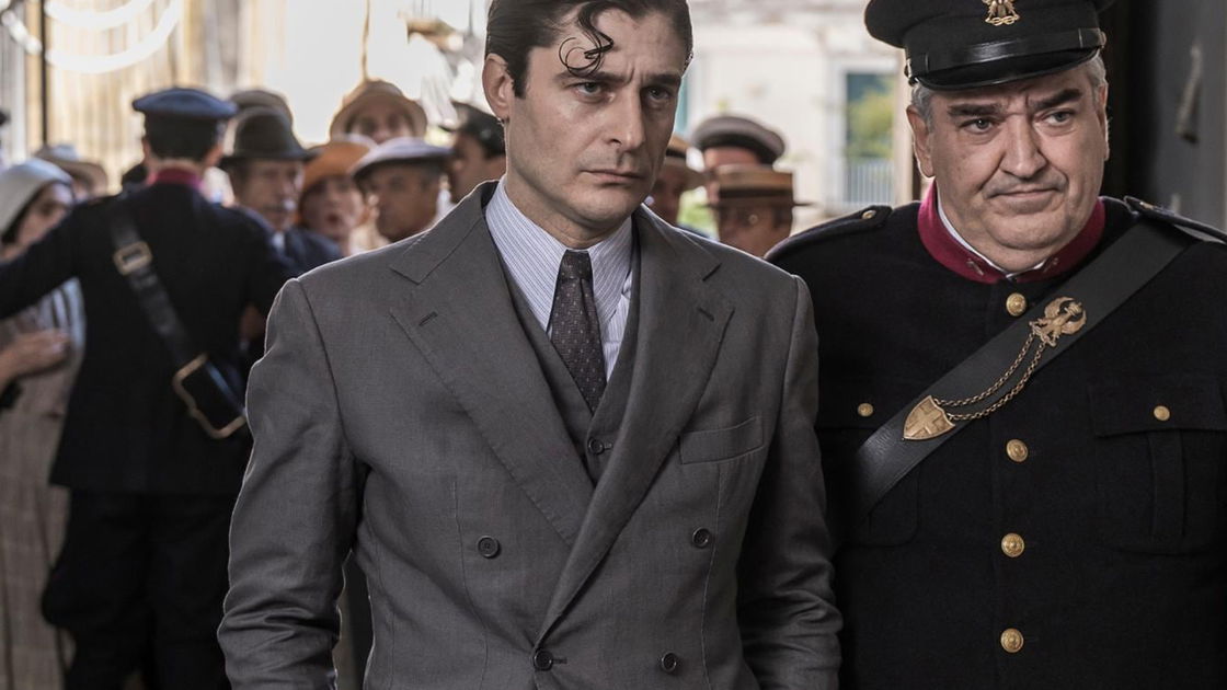Copertina di Il Commissario Ricciardi: ci sarà una seconda stagione della serie (ma senza nuovi romanzi)