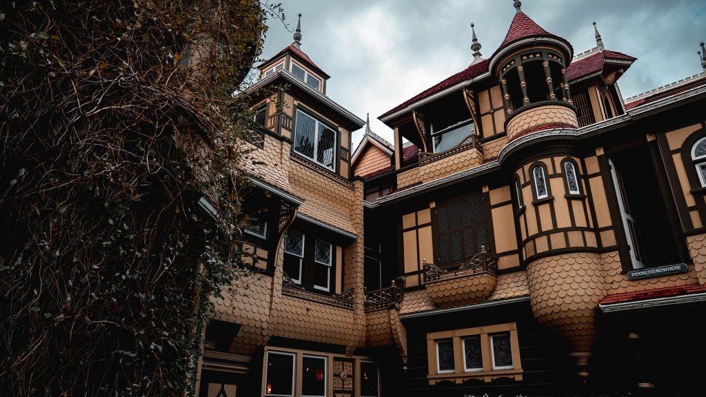 Portada de Visiting Winchester House from Home: el recorrido virtual más aterrador de la historia
