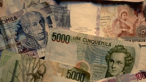 Copertina di Eredita un patrimonio in contanti ma non può incassarli: le banconote sono ancora in lire