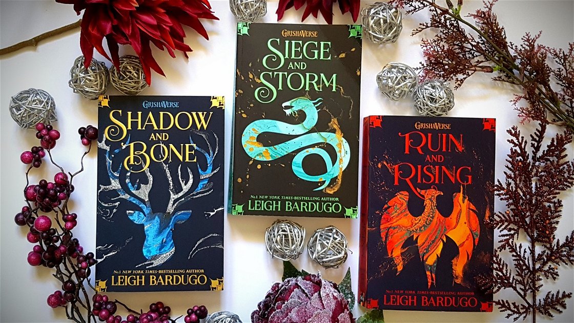 Copertina di Shadow and Bone: la guida ai libri del Grishaverse, da cui è tratta la serie Netflix