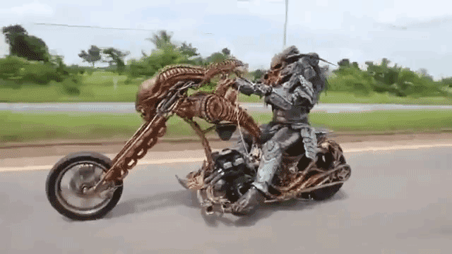 The cover of The Predator with his motorcycle-xenomorph is viral [VIDEO]