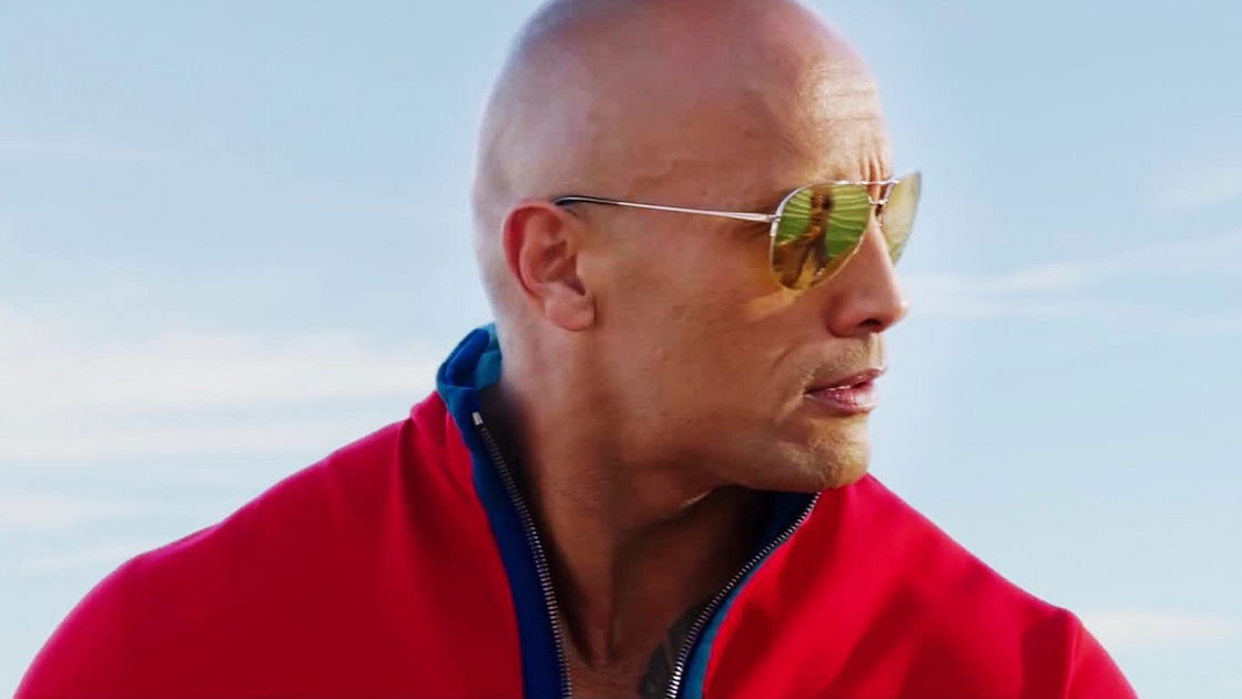 Copertina di The Rock sbeffeggia i critici che stroncano Baywatch