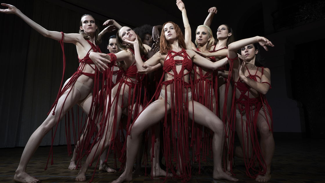 Copertina di Suspiria, la recensione: Guadagnino partorisce un grande horror tutto da decifrare