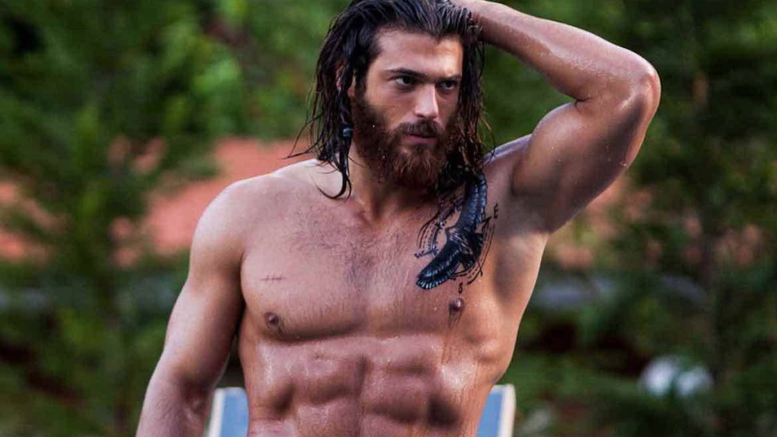 Copertina di Sandokan con Can Yaman: il commento di Kabir Bedi e la smentita di Alessandra Mastronardi