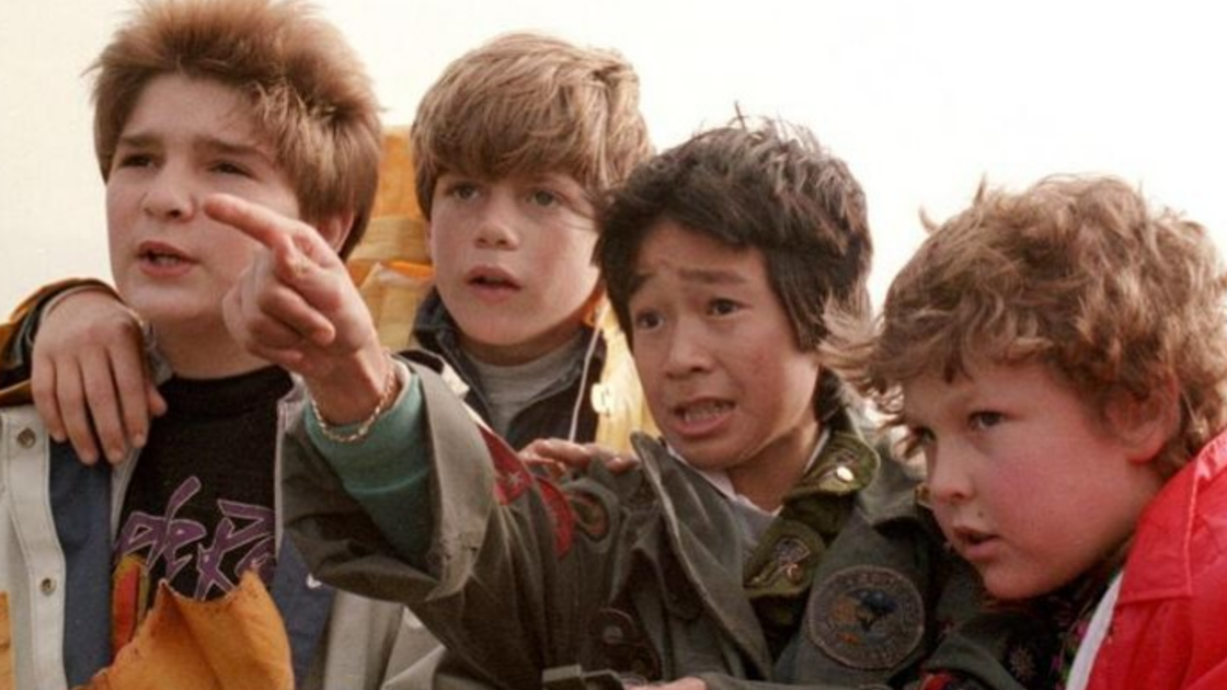 Copertina di I Goonies: il cast del film cult di Richard Donner, ieri e oggi