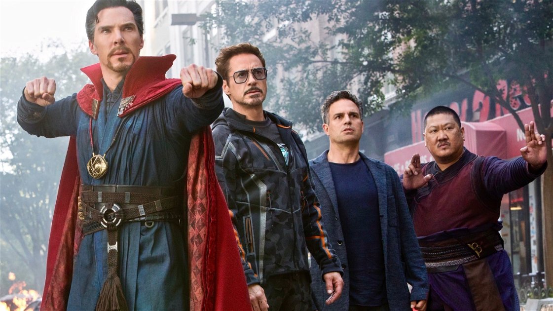 Copertina di Avengers: Infinity War, Doctor Strange nell'armatura di Iron Man in una scena tagliata
