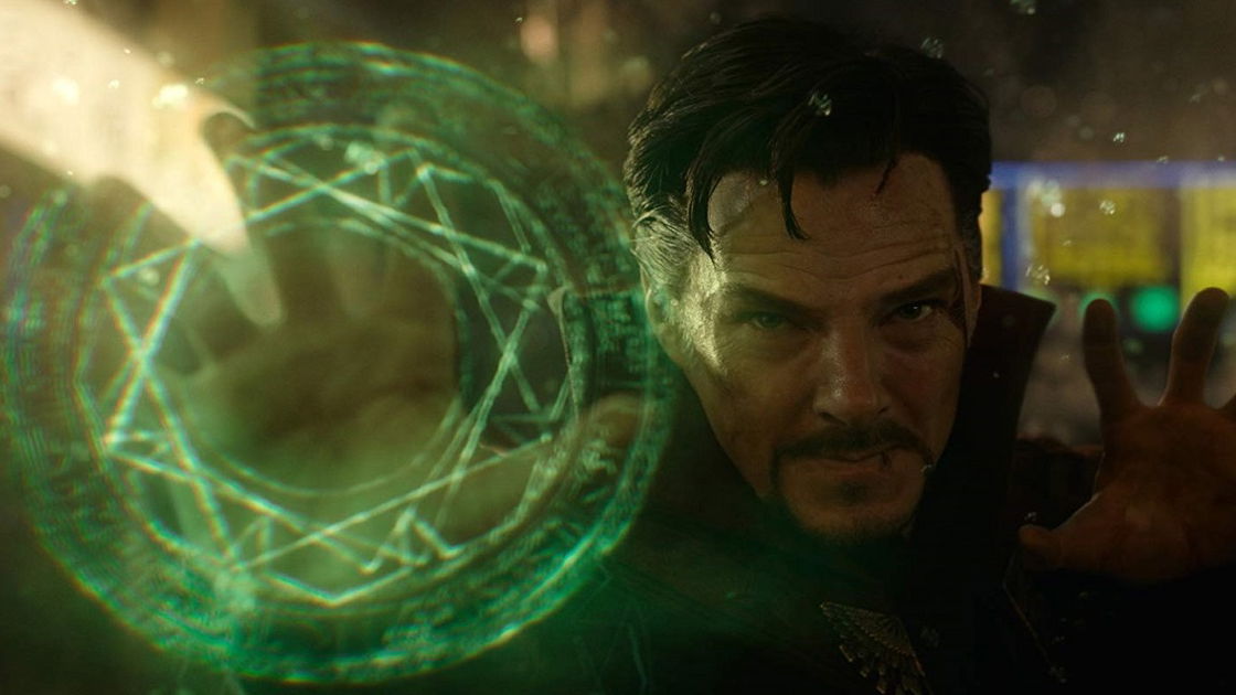 Copertina di Doctor Strange 2, Sam Raimi in trattative per dirigere il film: Spider-Man torna nel MCU?