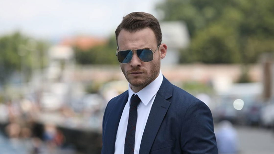 Copertina di Chi è Kerem Bürsin, l'attore turco di Love Is In The Air che fa impazzire l'Italia