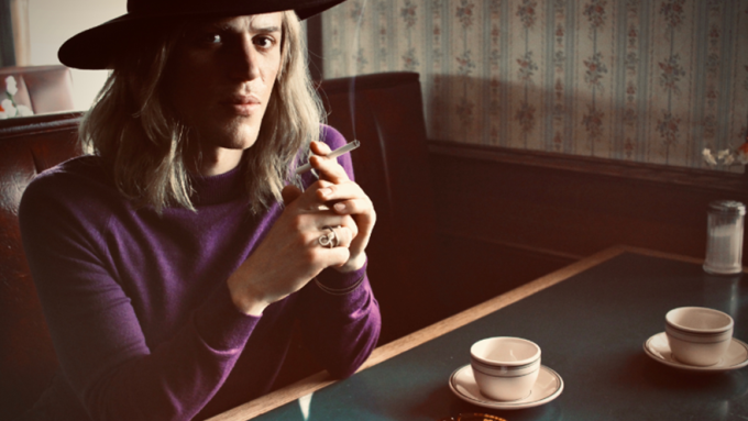 Copertina di Stardust: Johnny Flynn è David Bowie nella prima immagine dal film