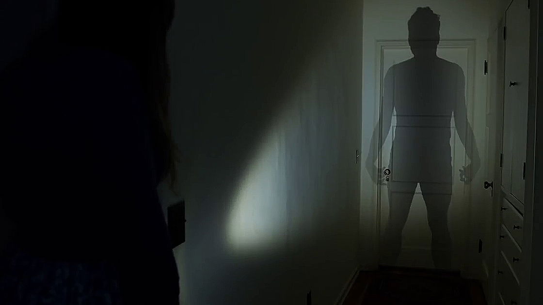 Copertina di Guarda Shadowed, il nuovo corto horror dal regista dell'inquietante Lights Out