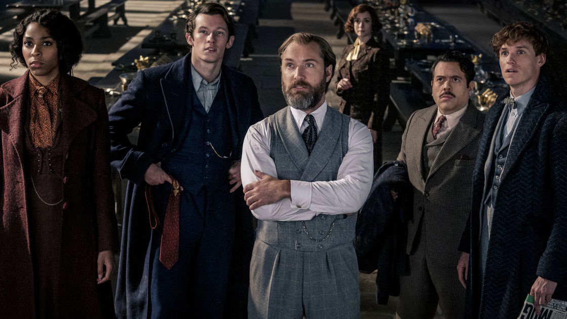 Copertina di Animali fantastici - I segreti di Silente, la recensione: Mads Mikkelsen e Steve Kloves ci mettono una toppa