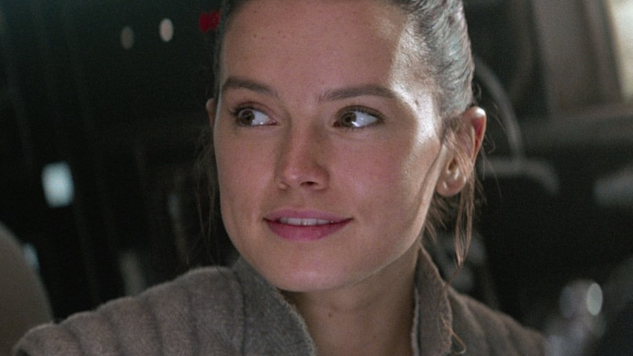 Copertina di Daisy Ridley di Star Wars spiega perché non fa selfie con i suoi fan