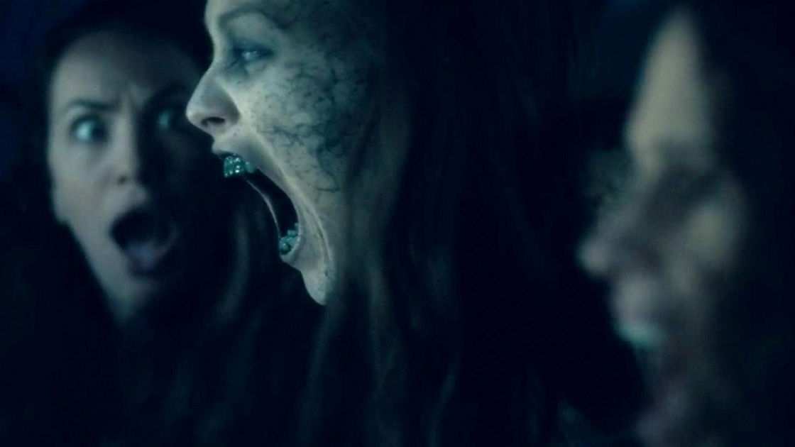Copertina di Midnight Mass, Mike Flanagan dirigerà la serie horror Netflix