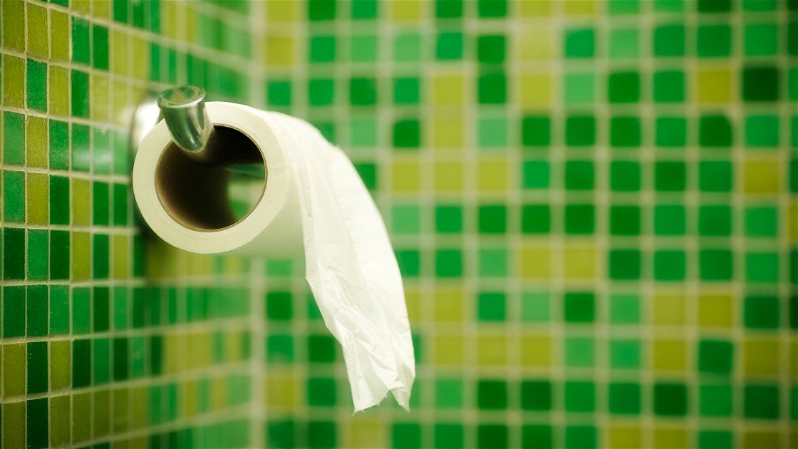 Copertina di Una foto su Tinder scatena il dibattito sulla carta igienica