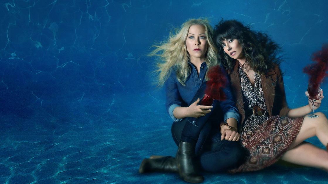 Copertina di Dead To Me 2: Jen e Judy ancora più amiche per la morte (recensione)