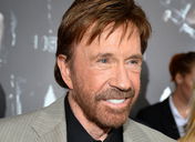 Copertina di Chuck Norris contro le case farmaceutiche: 'Hanno avvelenato mia moglie'