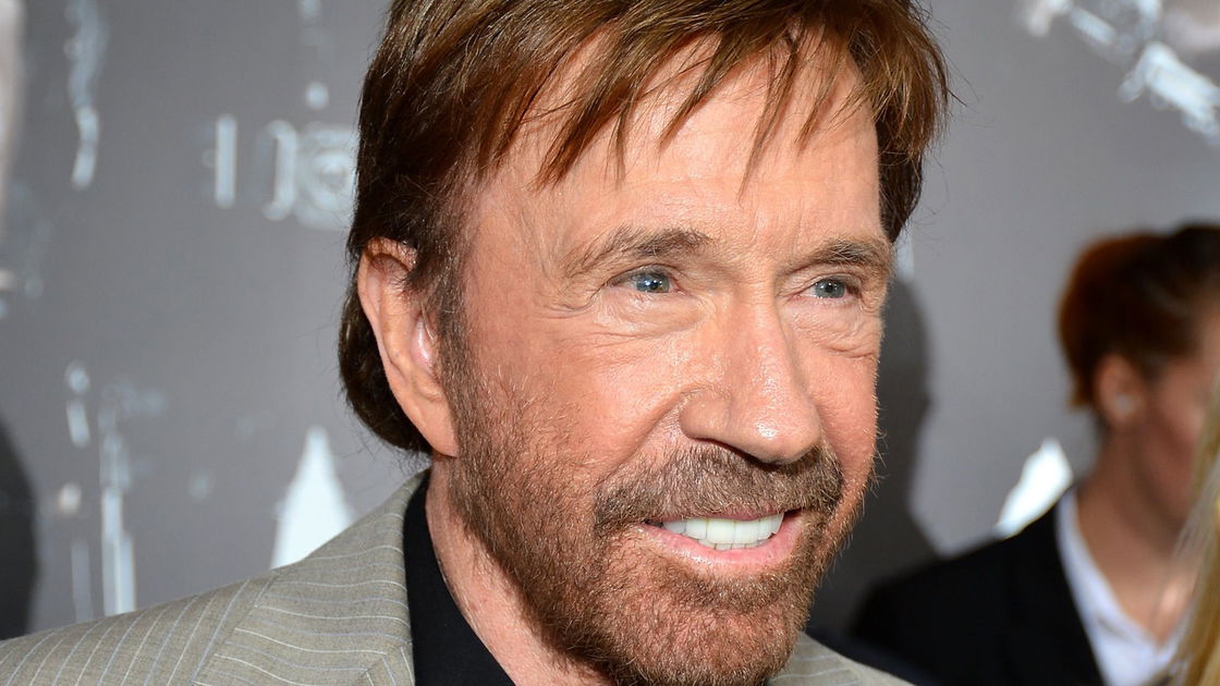Copertina di Chuck Norris contro le case farmaceutiche: 'Hanno avvelenato mia moglie'
