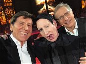 Copertina di Marilyn Manson con Bonolis e Morandi: il selfie-capolavoro tra polemiche e viralità