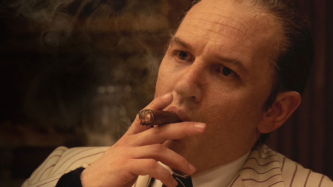 Copertina di Capone: Linda Cardellini racconta gli schiaffi (multipli) a Tom Hardy