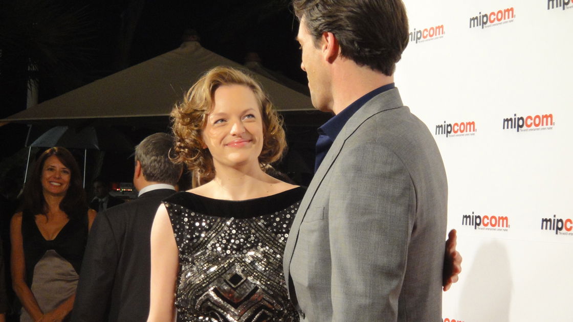 Copertina di Shining Girls, la nuova serie Apple TV+ con Elisabeth Moss