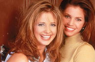 Copertina di Sarah Michelle Gellar con Charisma Carpenter: Joss Whedon accusato di abusi sul set di Buffy e Angel