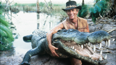 Copertina di Mr. Crocodile Dundee, la scena del coltello e le migliori sequenze del film con Paul Hogan