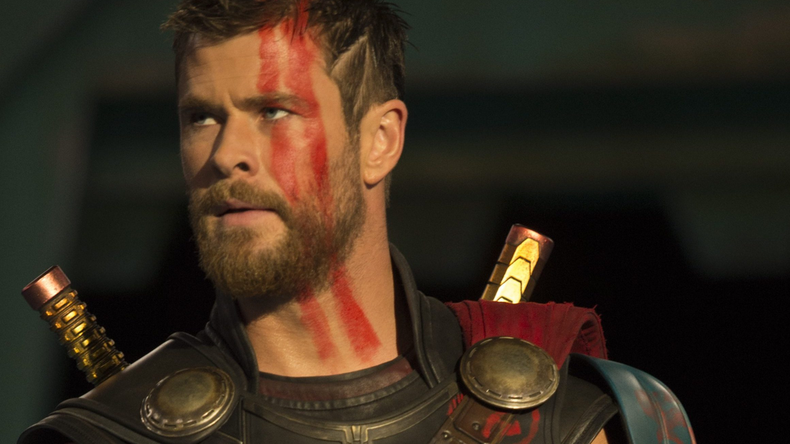 Copertina di Thor: Love and Thunder, la foto dal set con Matt Damon e Luke Hemsworth
