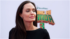 Copertina di Angelina Jolie parla della madre e del suo esempio come genitore