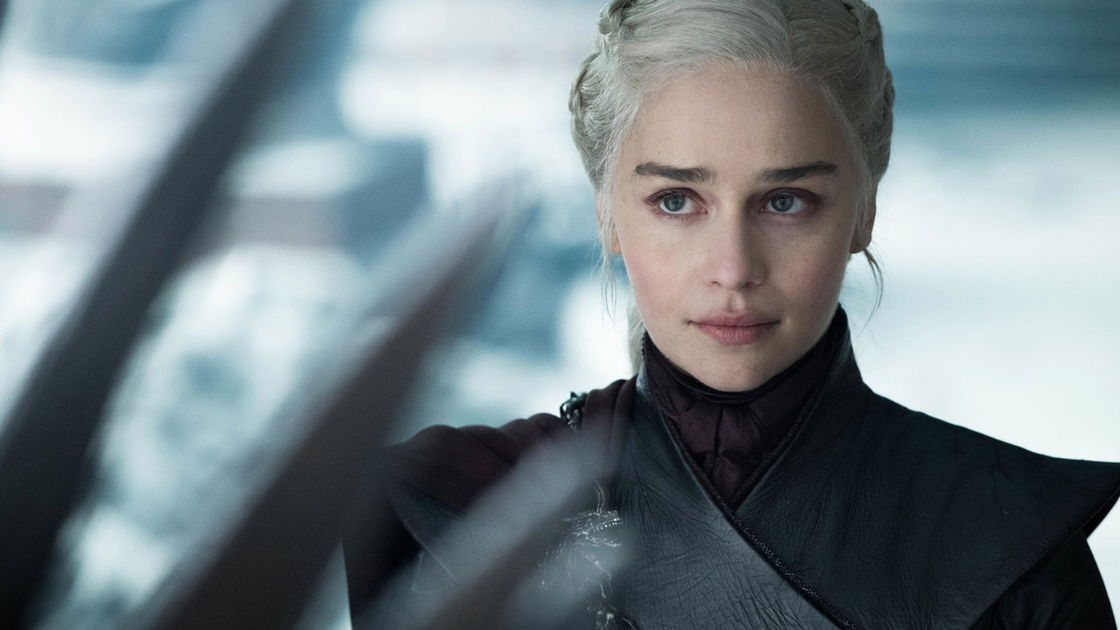Copertina di I Golden Globes snobbano Emilia Clarke e i fan di GoT si sollevano