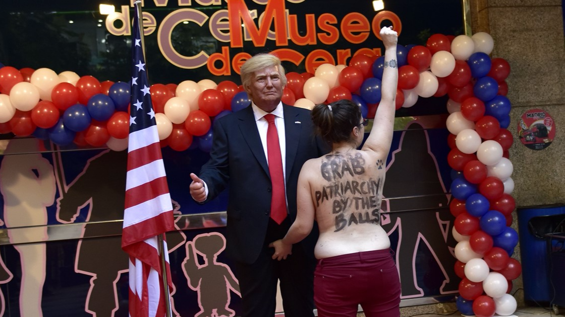 Copertina di Donald Trump: Femen se la prende con la "virilità" di una statua del neo presidente