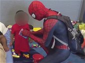 Copertina di Lo Spider-Man che rallegra i bambini dopo l'uragano Harvey