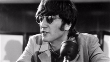 Copertina di John Lennon, ritrovati 100 oggetti personali del musicista: diari, occhiali e molto altro