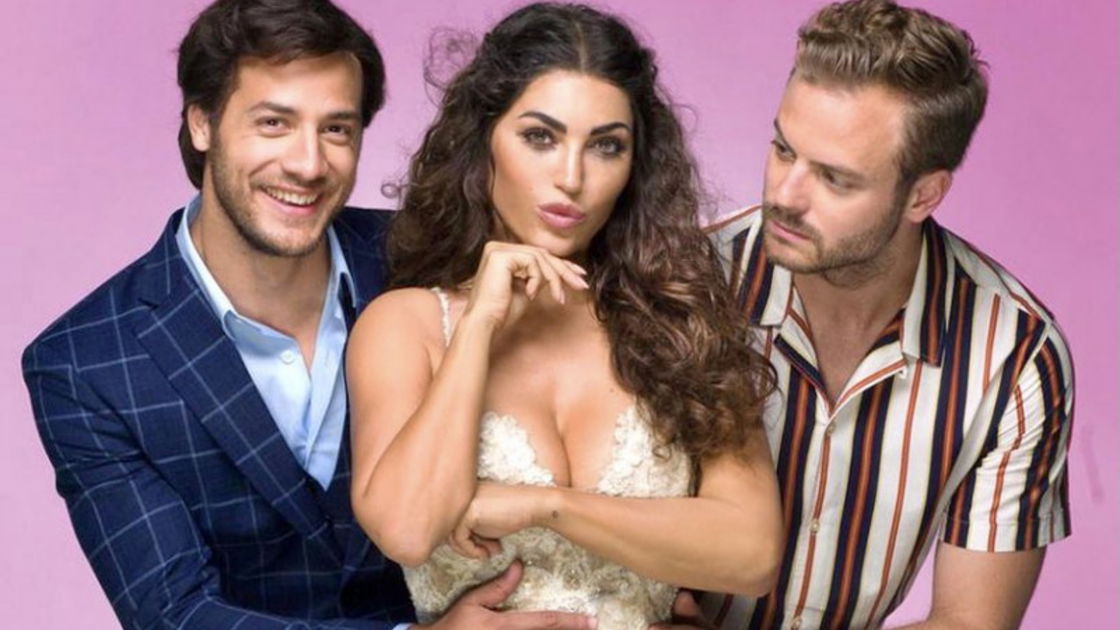 Copertina di Just Say Yes, la comedy con Yolanthe Cabau che ricorda Se scappi, ti sposo