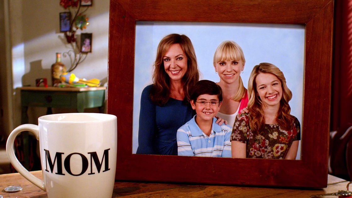 Copertina di Mom si congeda dai fan: la serie si concluderà con la stagione 8 (senza Anna Faris)