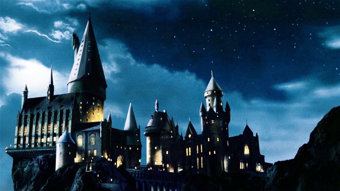 Portada de Harry Potter, el bloc de notas mágico con el castillo de Hogwarts