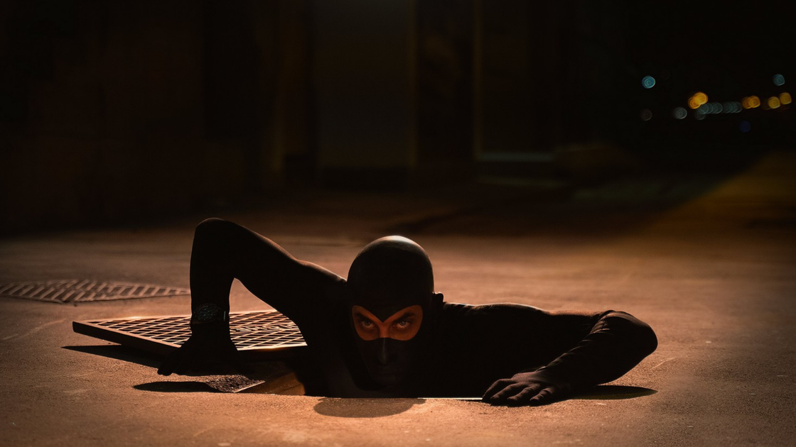 Diabolik εξώφυλλο, τι απογοήτευση: γιατί η ταινία Manetti Bros αποτυγχάνει