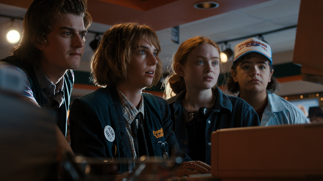 Εξώφυλλο του Stranger Things 4: οι νέες προωθητικές φωτογραφίες μας βυθίζουν σε μια ατμόσφαιρα ταινιών τρόμου