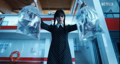 Copertina di Il trailer di Mercoledì, la dark comedy di Tim Burton