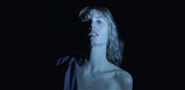 Cover van Van actrice in Stranger Things tot zangeres in een expliciete video [KIJKEN]