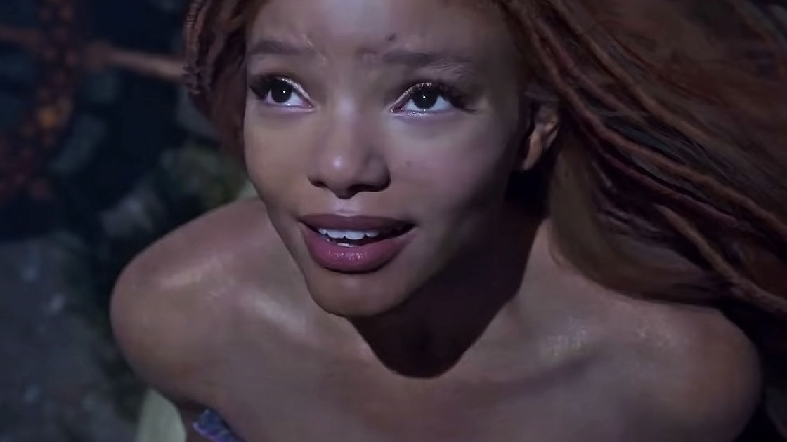Copertina di Il trailer de La Sirenetta svela Halle Bailey in fondo al mar