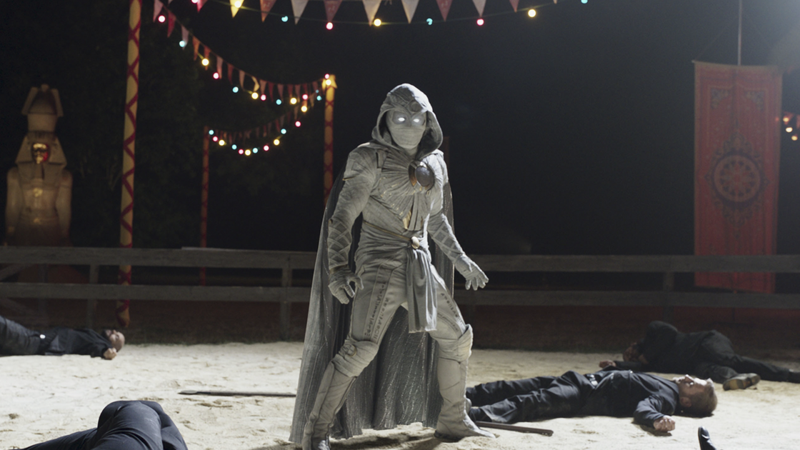 Copertina di Moon Knight, la nuova serie Marvel con Oscar Isaac, è su Disney+: vale la pena vederla?