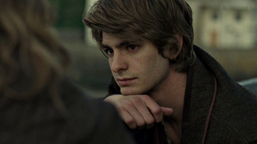 Copertina di Non lasciarmi, il film con Andrew Garfield diventa una serie