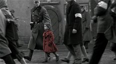 Copertina di La bimba col cappotto rosso di Schindler’s List sta aiutando i rifugiati ucraini a fuggire dalla guerra