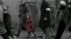 La bimba col cappotto rosso di Schindler’s List sta aiutando i rifugiati ucraini a fuggire dalla guerra