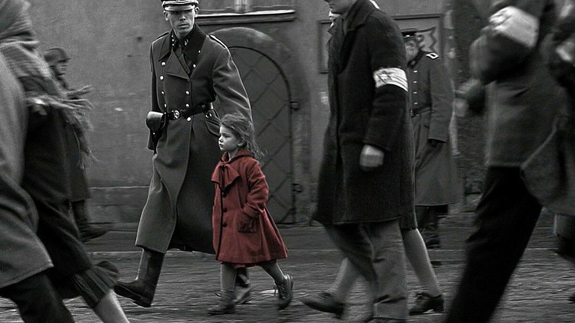 Copertina di La bimba col cappotto rosso di Schindler’s List sta aiutando i rifugiati ucraini a fuggire dalla guerra