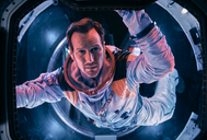 Copertina di Ora i disaster movie somigliano alla realtà: la recensione di Moonfall di Roland Emmerich