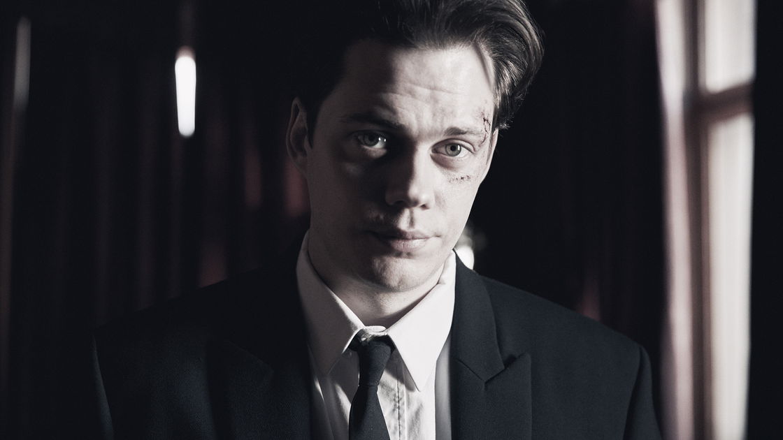 Copertina di Clark, nel trailer della serie Netflix Bill Skarsgård è l'uomo della Sindrome di Stoccolma