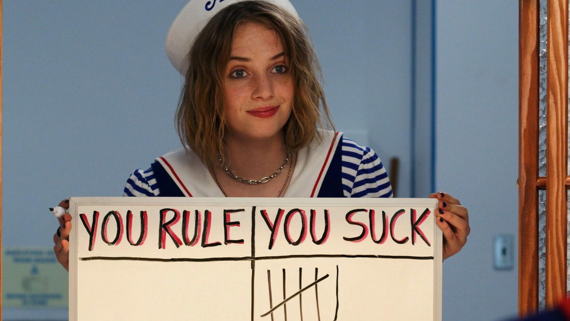 Copertina di Maya Hawke fa gli auguri a papà Ethan con un post degno di Robin