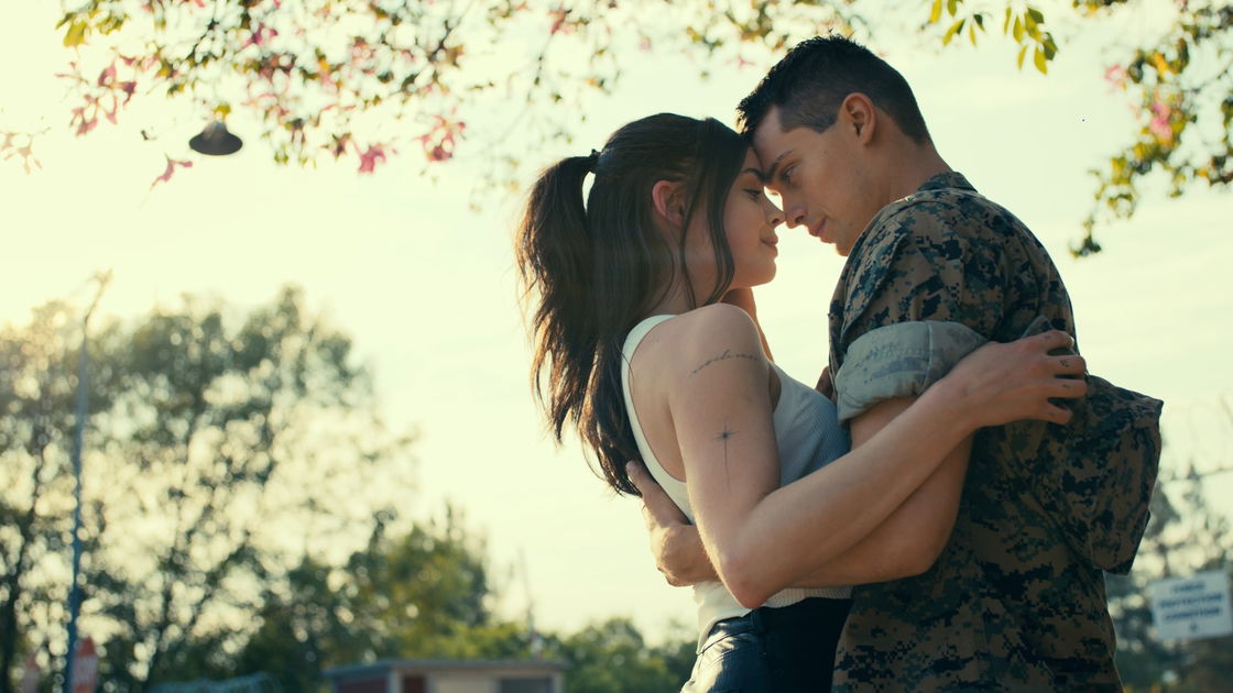 Copertina di Purple Hearts di Netflix accusato di essere razzista e misogino, i filmaker lo difendono